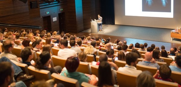 Sicher und gesund im Studium Studierende sitzen im Hörsaal