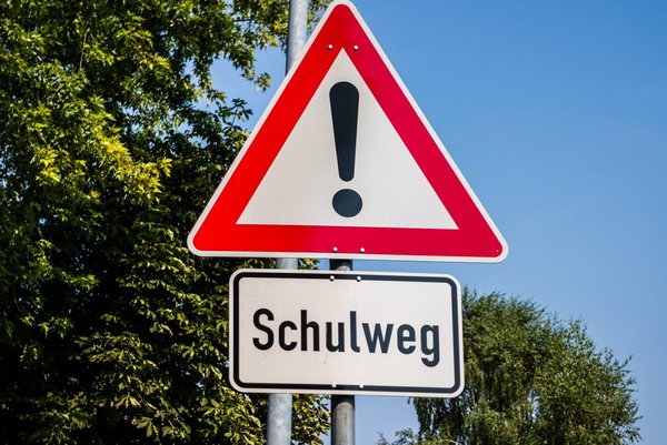 Verkehrsschild Schulweg Ein Verkehrsschild, auf dem Schulweg steht.
