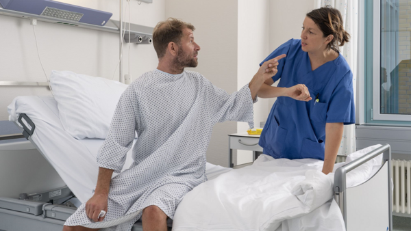 Gewalt im Krankenhaus: Ein Patient droht einer Krankenpflegerin.