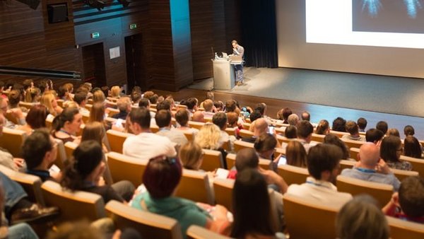 Sicher und gesund im Studium Studierende sitzen im Hörsaal