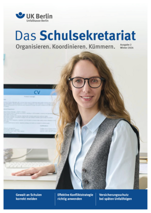 Das Schulsekretariat Ausgabe 2/2024 Titelbild. Bildmotiv: Eine Sekretärin sitzt an ihrem Arbeitsplatz und lächelt.