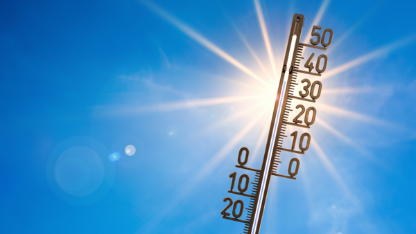 Ein Thermometer an einem heißen und sonnigen Tag.