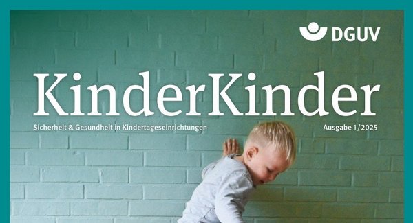 KinderKinder Ausgabe 01/2025 Titel, Titelbild: Zwei Kinder klettern auf einer Spieltreppe.