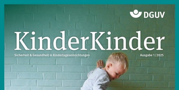 KinderKinder Ausgabe 01/2025 Titel, Titelbild: Zwei Kinder klettern auf einer Spieltreppe.