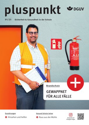 pluspunkt Ausgabe 01/2025 Titel: Ein Brandschutzbeauftragter in einer Schule steht nehmen einem Feuerlöscher.