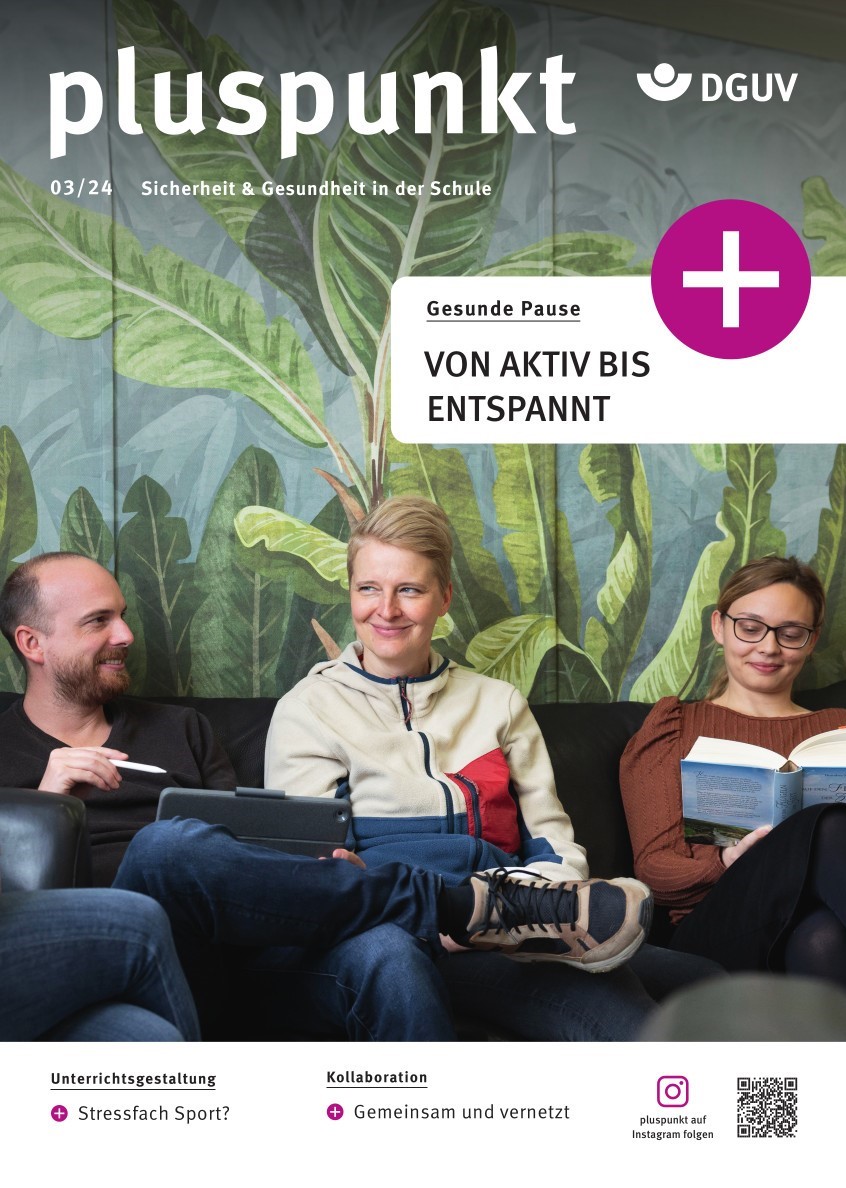 Titelbild des Magazins pluspunkt, Ausgabe 3/2024. Motiv: Drei Lehrkräfte sitzen auf einem Sofa und machen Pause.