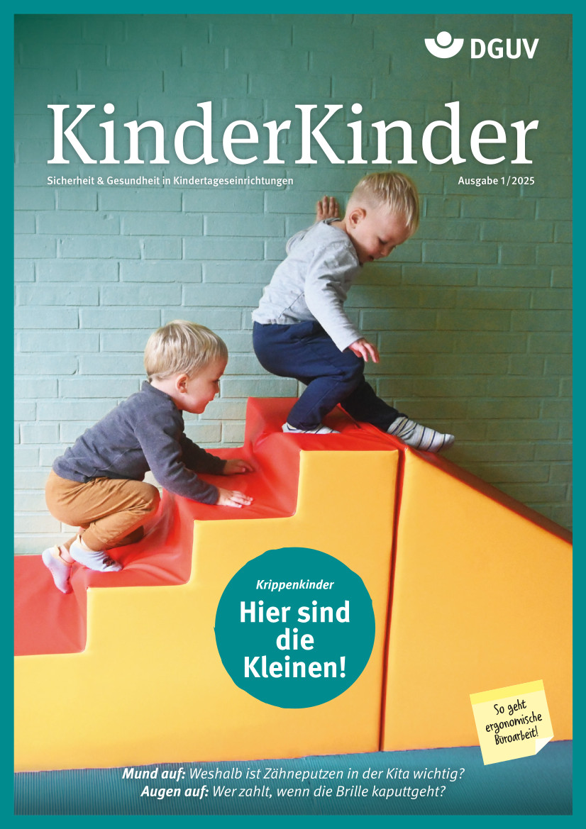 KinderKinder Ausgabe 01/2025 Titel, Titelbild: Zwei Kinder klettern auf einer Spieltreppe.